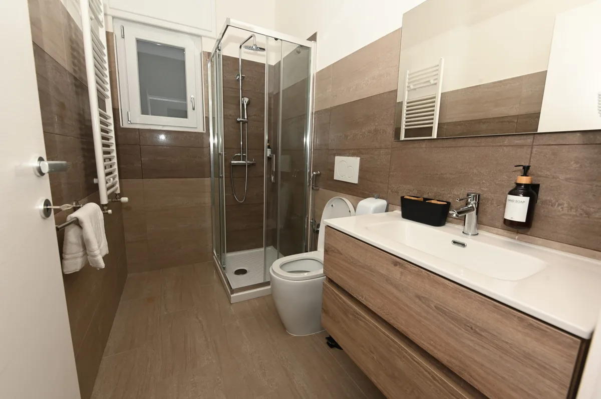 Modern bathroom with shower at Ponente apartment